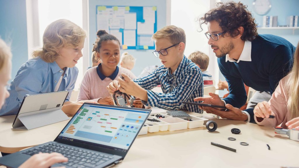 Elèves autour d'une table avec un professeur