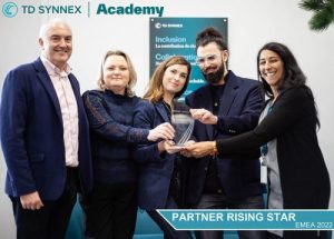 TD SYNNEX Academy trophée VMware 2022 EMEA Learning Partner Rising Star Award