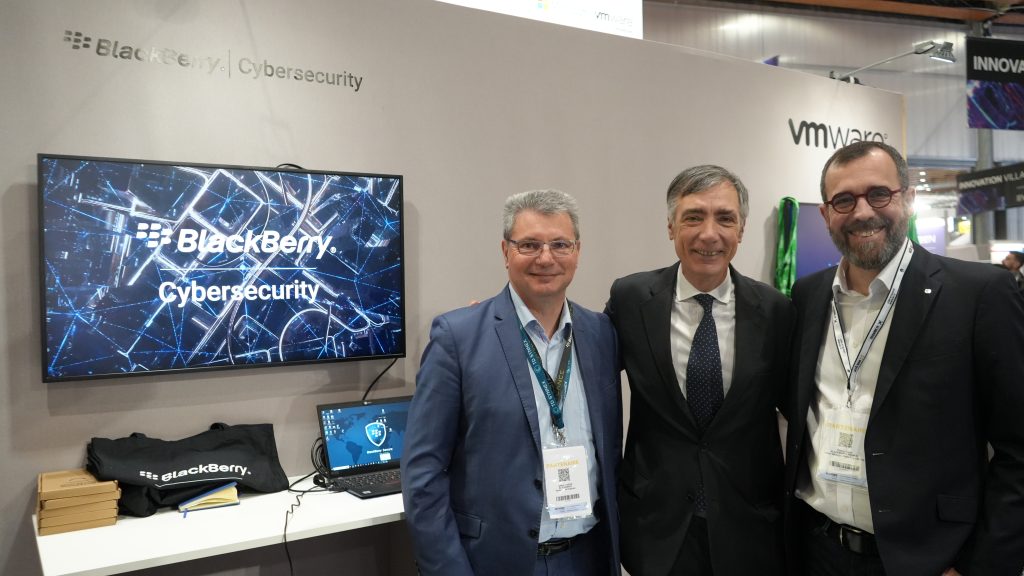 équipe blackberry sur le stand td synnex du forum incyber
